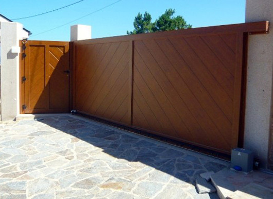 Portón de madera a medida