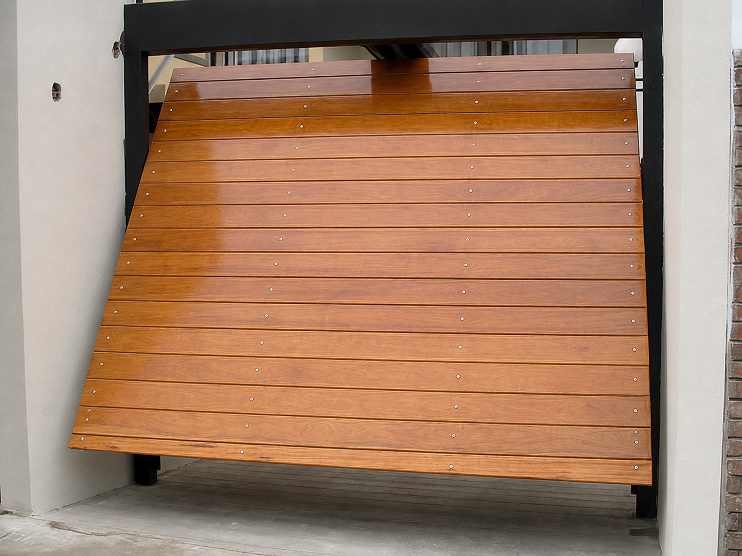 Puerta o portón de madera a medida, proyecto 31 de Carpintería Paredes en Lima