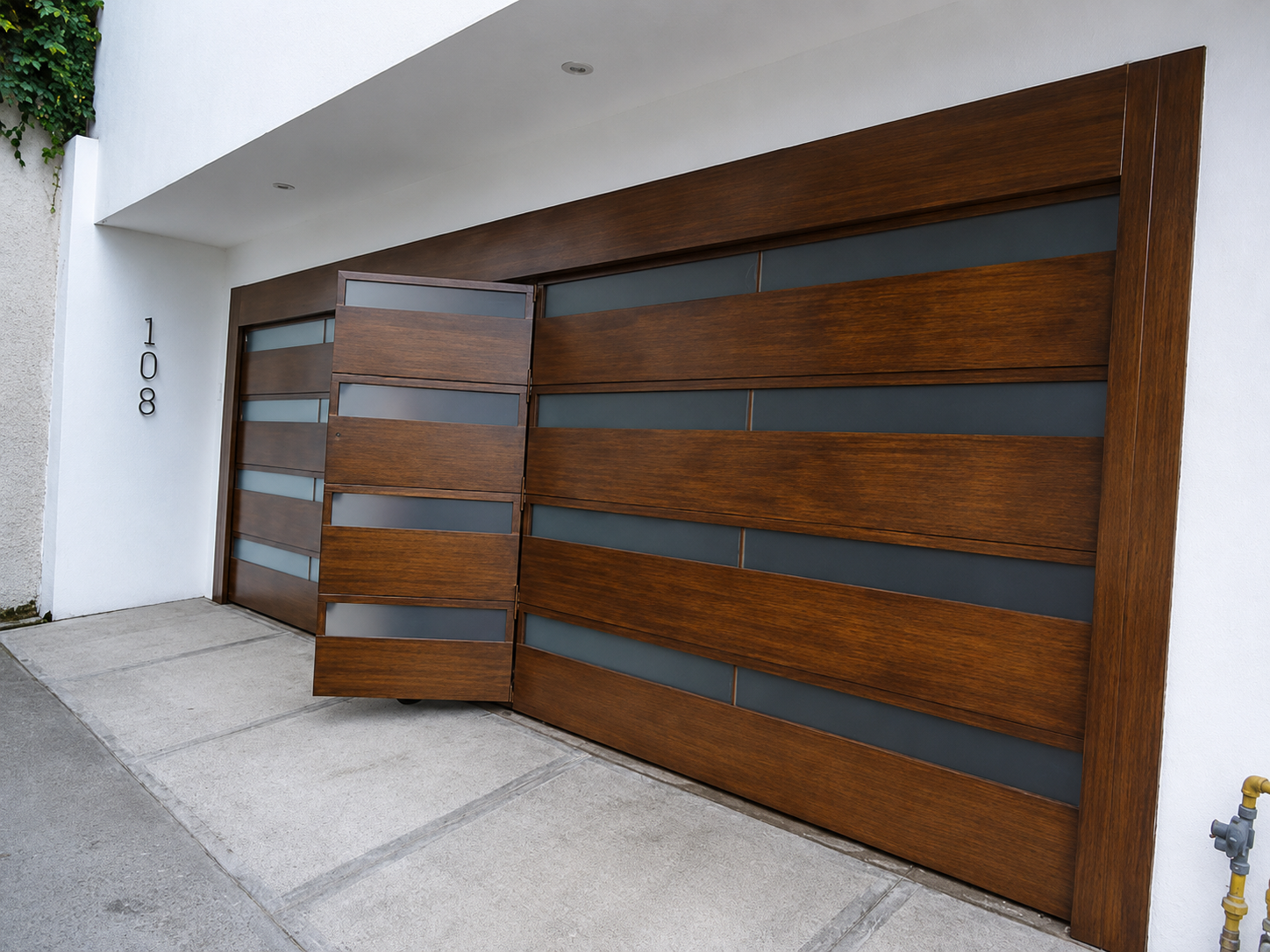 Puerta o portón de madera a medida, proyecto 29 de Carpintería Paredes en Lima