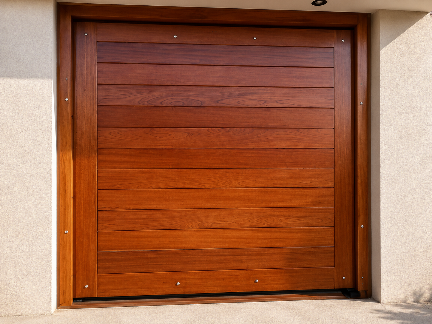 Puerta o portón de madera a medida, proyecto 19 de Carpintería Paredes en Lima