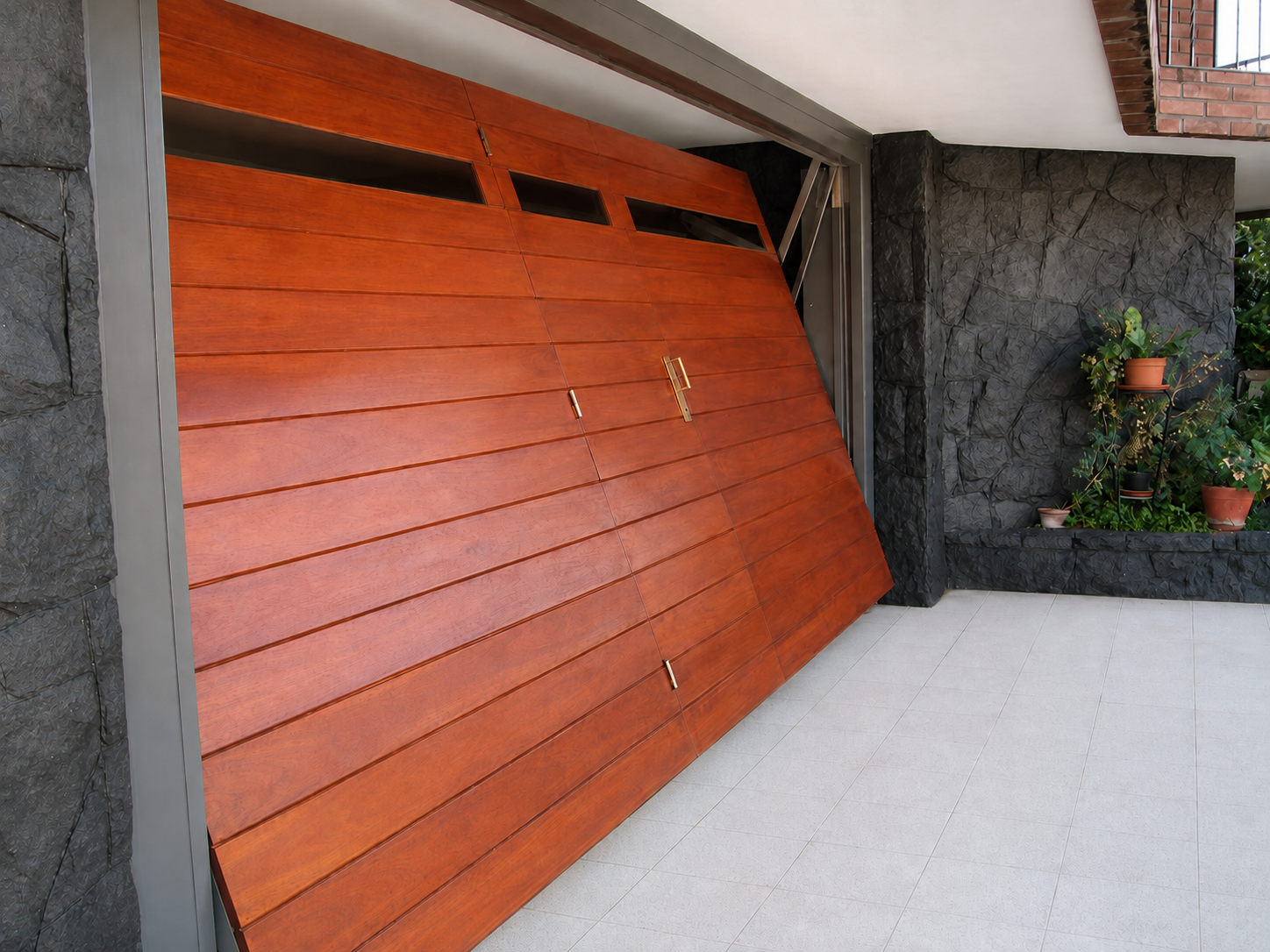 Puerta o portón de madera a medida, proyecto 16 de Carpintería Paredes en Lima