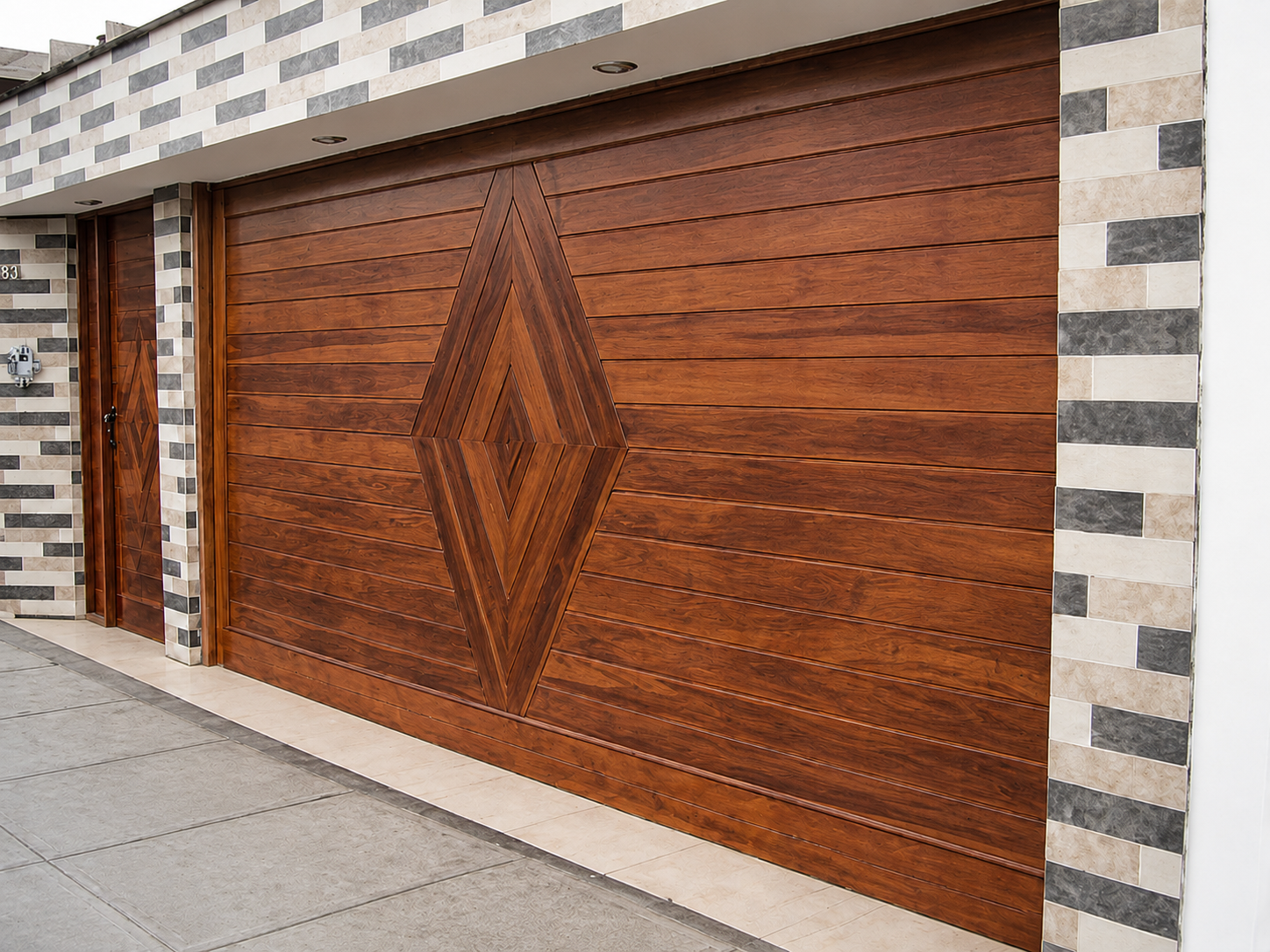 Puerta o portón de madera a medida, proyecto 15 de Carpintería Paredes en Lima